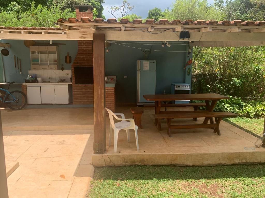 a wooden pergola with a table and a table and a table at Pousada Casa do Fabio - Bikers point in Águas da Prata