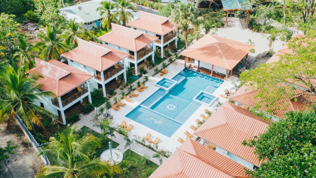 - une vue aérienne sur une maison avec une piscine dans l'établissement Bungalows Punta Uva Inn, à Punta Uva