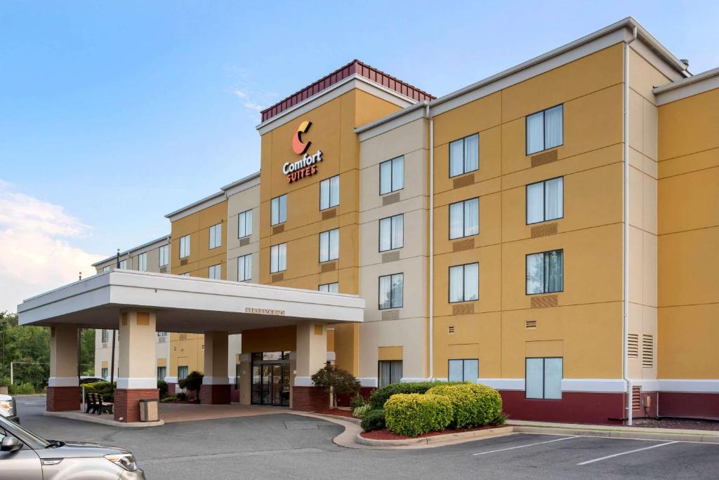 an image of a hotel with a parking lot at Comfort Suites Fredericksburg North in Fredericksburg