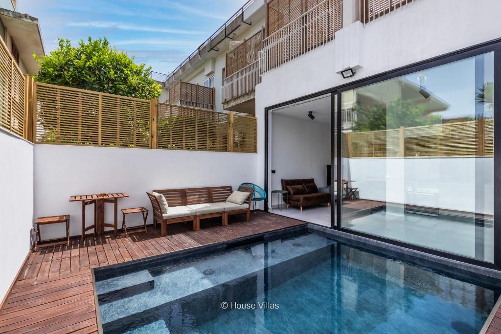 uma piscina no meio de uma casa em ONIRO em Avola