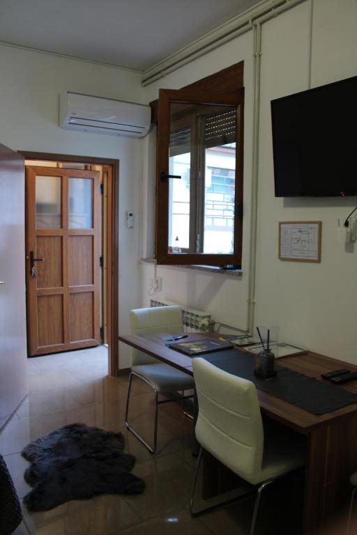 TV a/nebo společenská místnost v ubytování Studio apartman Hinko