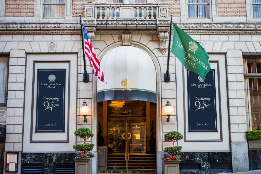 un bâtiment avec deux drapeaux devant lui dans l'établissement Mayflower Park Hotel, à Seattle