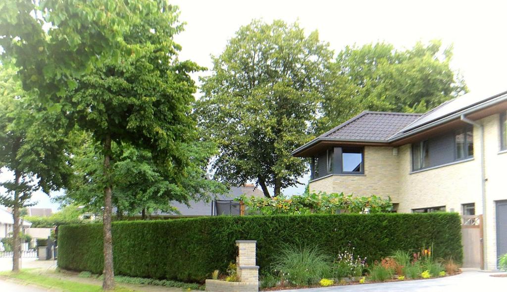 uma casa com uma cerca em frente a uma casa em Bed and breakfast Mentari em Gante