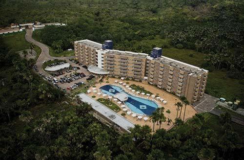 una vista aérea de un hotel con piscina en Gran Lençóis Flat Residence, en Barreirinhas
