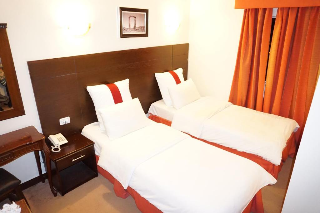 Habitación de hotel con 2 camas y teléfono en hidab petra en Wadi Musa