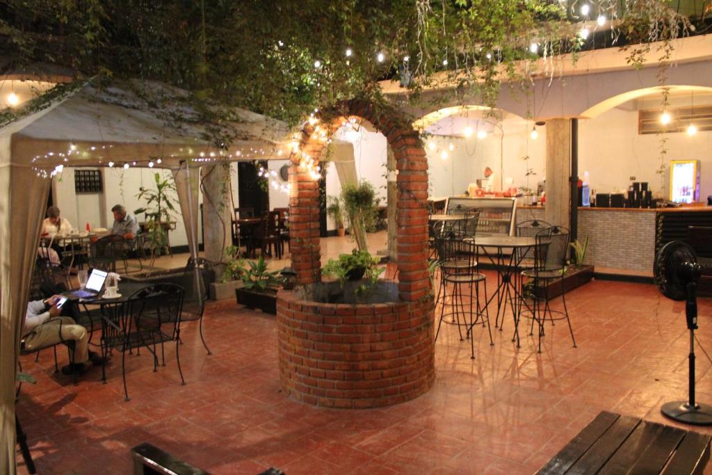een terras met tafels en stoelen in een restaurant bij Hotel Donaji in Santo Domingo Tehuantepec