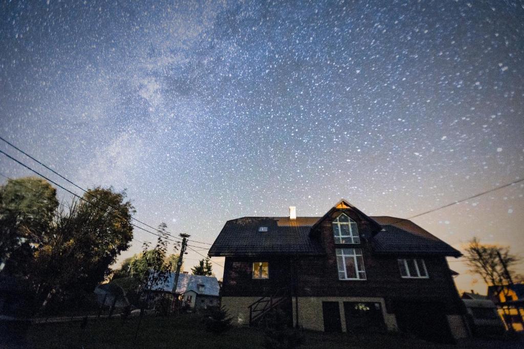 ein Haus mit Sternenhimmel darüber in der Unterkunft Pod Bieszczadem in Jaśliska