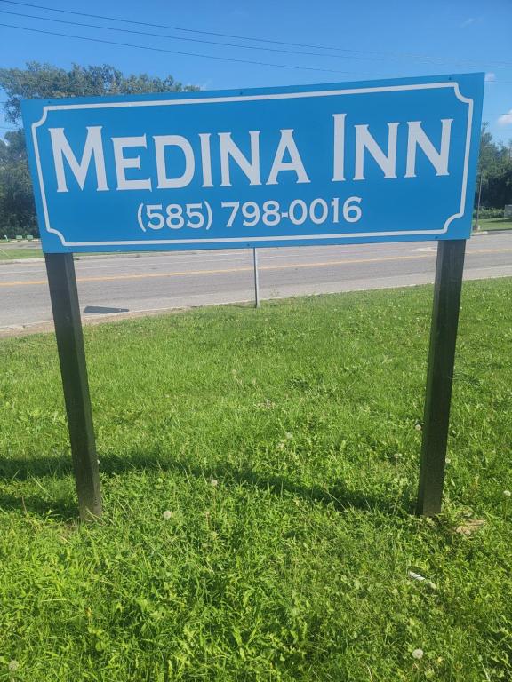 a sign for a medicina inn on the side of a road at Medina Inn in Medina