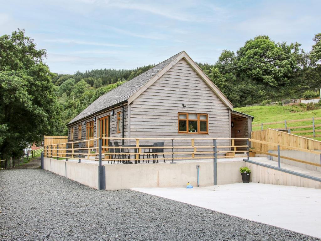 a small wooden building with a fence around it at Toot View in Ludlow