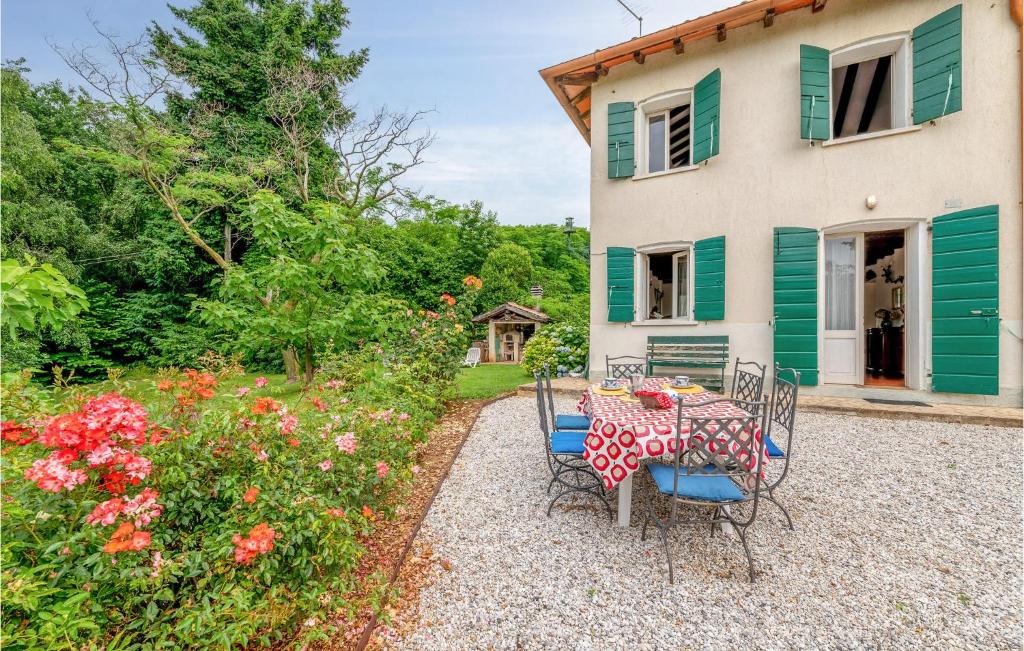 a table and chairs in front of a house at Ballo in Montebelluna