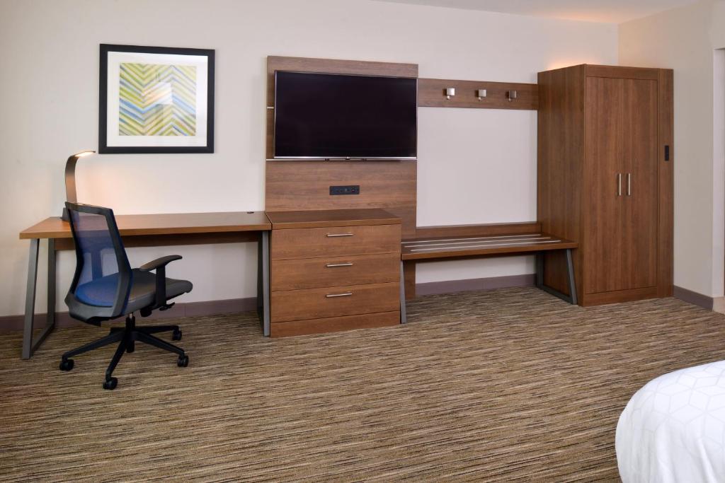 Holiday Inn Express & Suites - Ottumwa by IHG - King Suite With Mobility Accessible Roll-In Shower