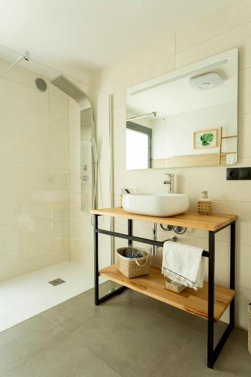 a bathroom with a sink and a shower at Miradores do Sil Hotel Apartamento in Cristosende