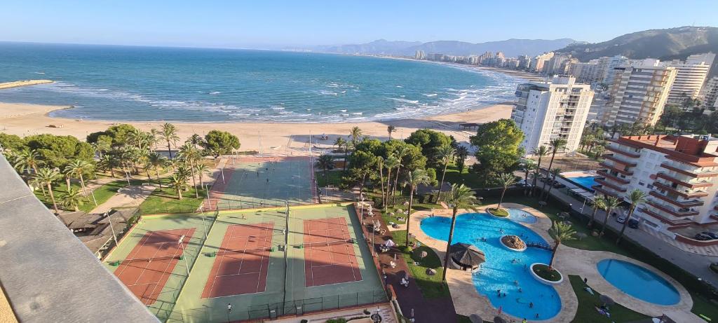 una vista aérea de la playa y del océano en Apartamentos Florazar II, en Cullera