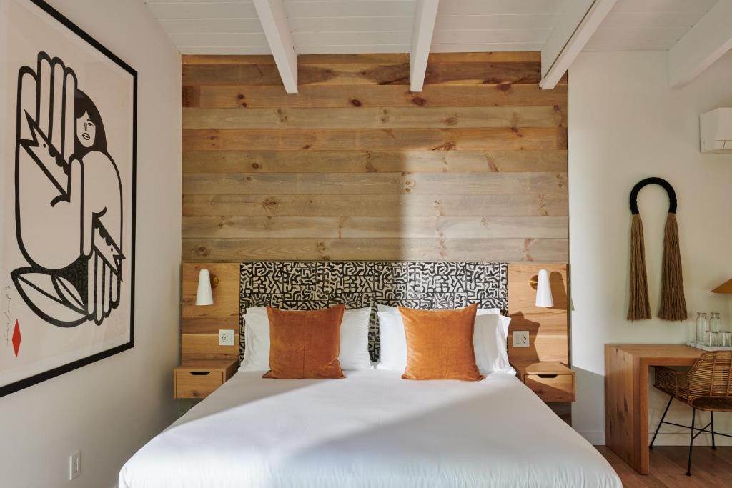 Postel nebo postele na pokoji v ubytování Woodstock Way Hotel