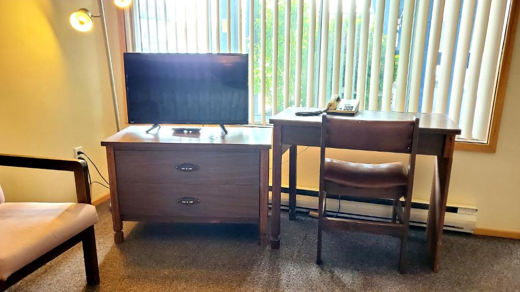 TV a/nebo společenská místnost v ubytování Sea Raven Motel