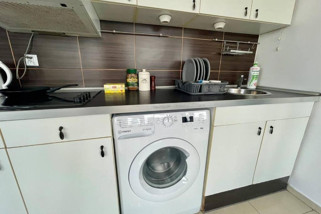 Kuchyňa alebo kuchynka v ubytovaní SAWA Apartment 2xMetro WiFi 500 Mbs 50’TV Netflix HBO AppleTV+