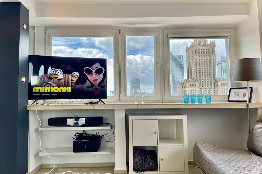 Televízia a/alebo spoločenská miestnosť v ubytovaní SAWA Apartment 2xMetro WiFi 500 Mbs 50’TV Netflix HBO AppleTV+