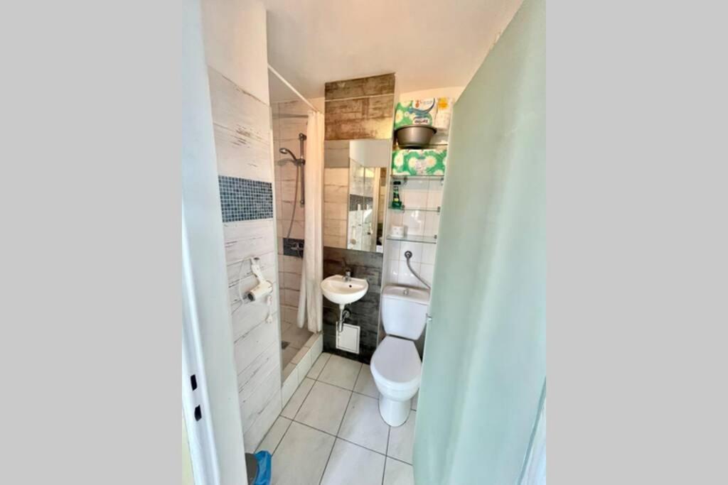 Kúpeľňa v ubytovaní SAWA Apartment 2xMetro WiFi 500 Mbs 50’TV Netflix HBO AppleTV+