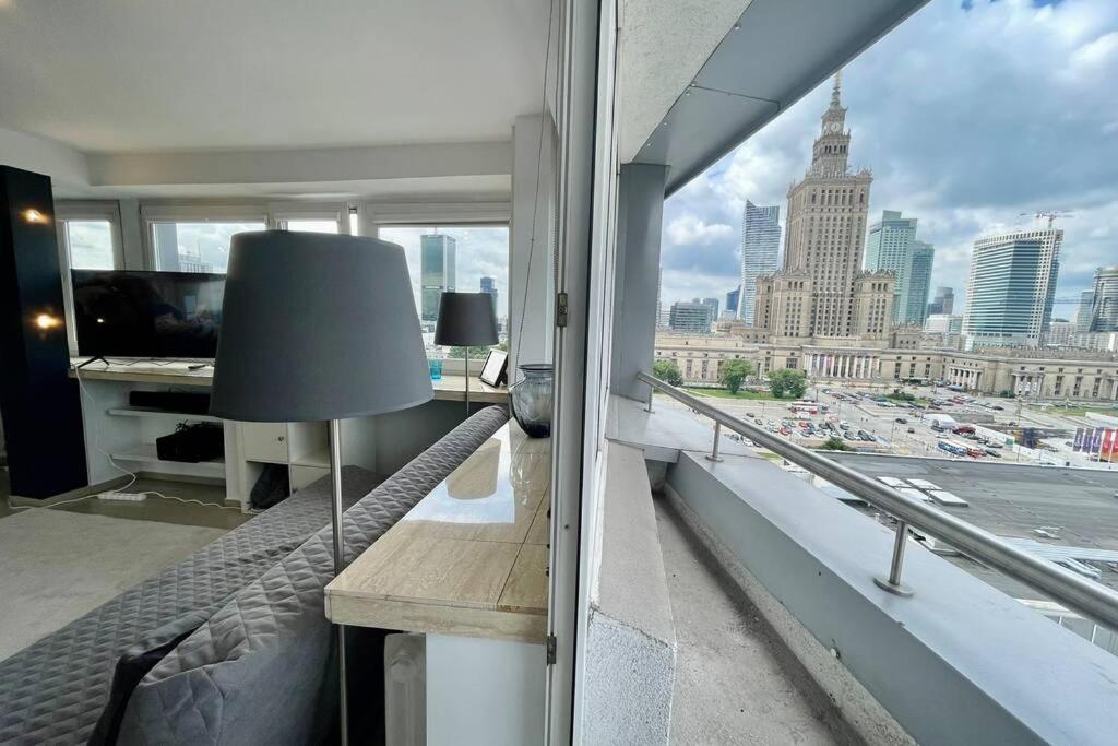 Televízia a/alebo spoločenská miestnosť v ubytovaní SAWA Apartment 2xMetro WiFi 500 Mbs 50’TV Netflix HBO AppleTV+