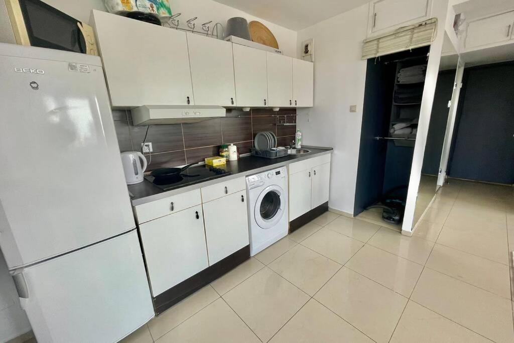 Kuchyňa alebo kuchynka v ubytovaní SAWA Apartment 2xMetro WiFi 500 Mbs 50’TV Netflix HBO AppleTV+