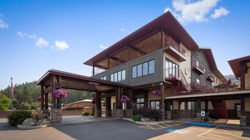 a large building with a view of the ocean at Best Western Plus Flathead Lake Inn and Suites in Kalispell