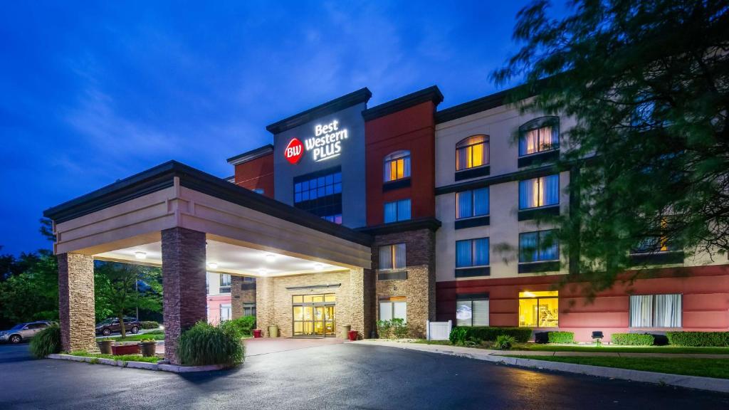 una representación del parabrisas del hotel por la noche en Best Western Plus Harrisburg East Inn & Suites, en Harrisburg