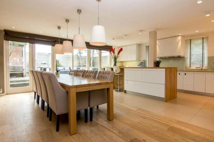 una cucina e una sala da pranzo con tavolo e sedie di Time Out Beach House a Zandvoort