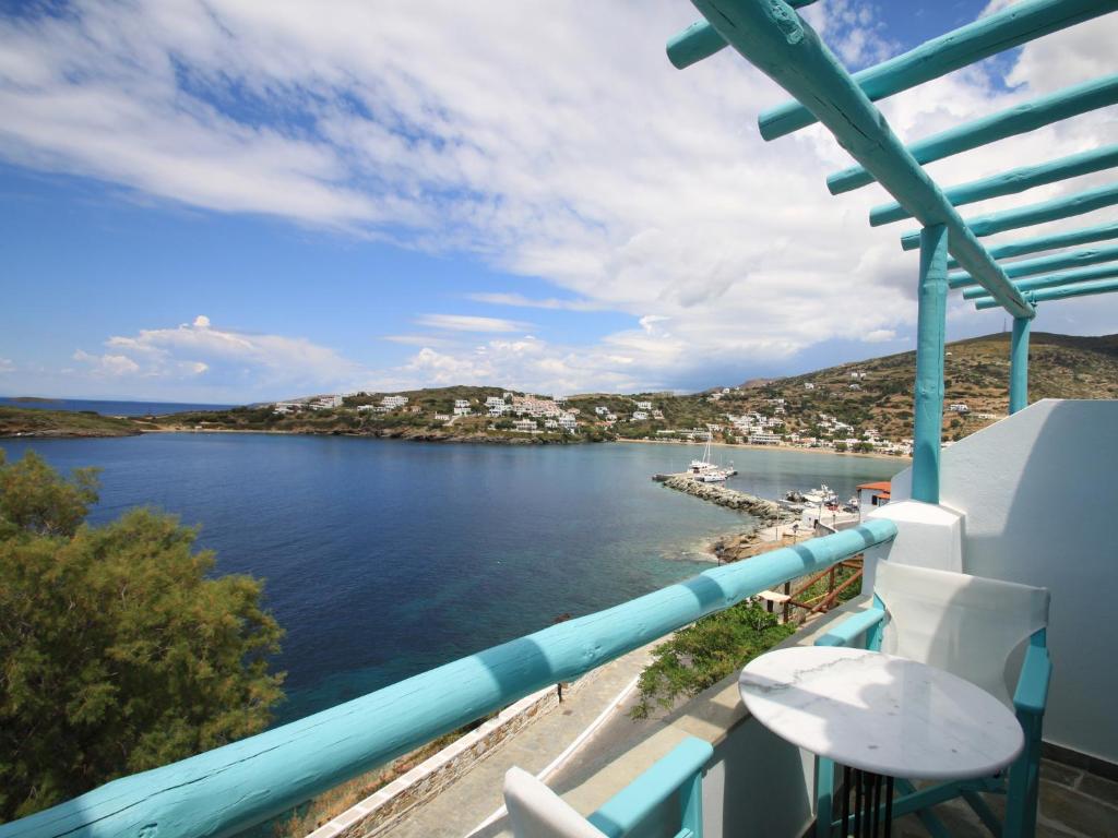 un balcón con vistas a un cuerpo de agua en Paradise Design Apartments, en Batsi