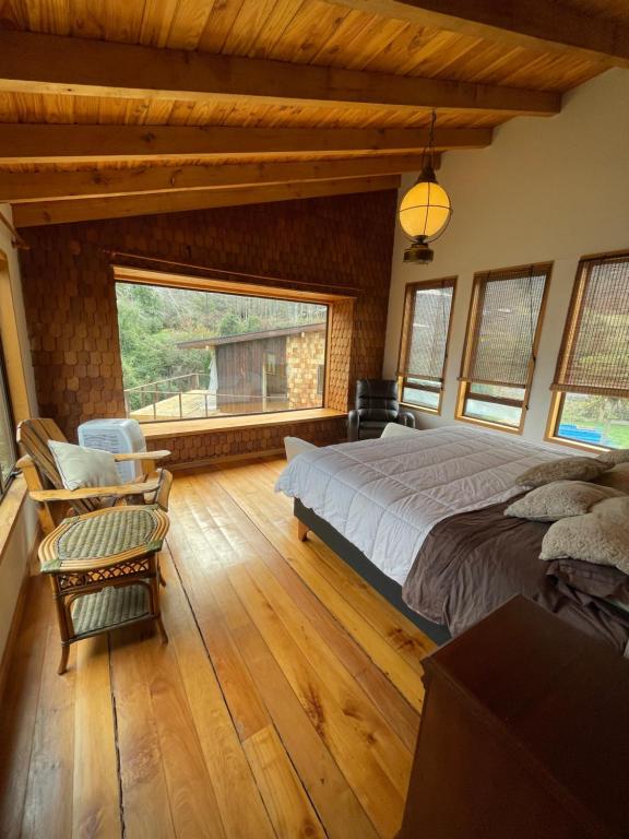 Postel nebo postele na pokoji v ubytování Pucontours River Lodge