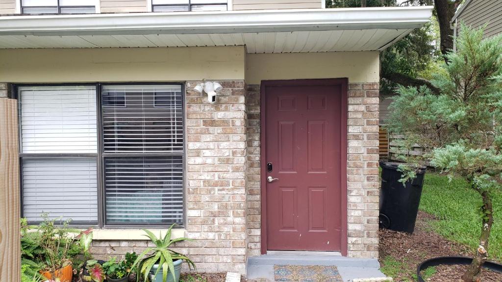 Discover Luxury Condo Steps Away from Celebration Pointe and I-75!外面的花园