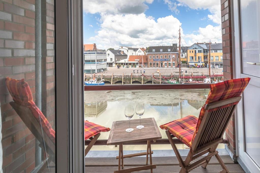 balcone con tavolo, sedie e vista sul porto di Hafenflair a Husum