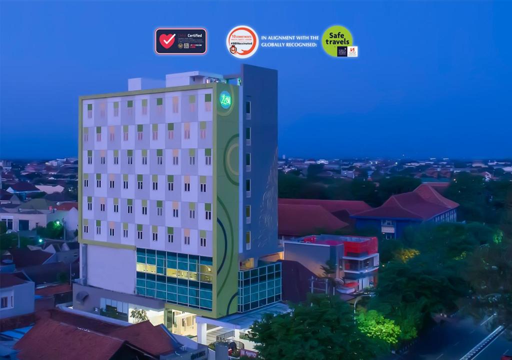 una representación de un edificio alto en una ciudad en Zest Parang Raja Solo by Swiss-Belhotel International, en Bonorejo