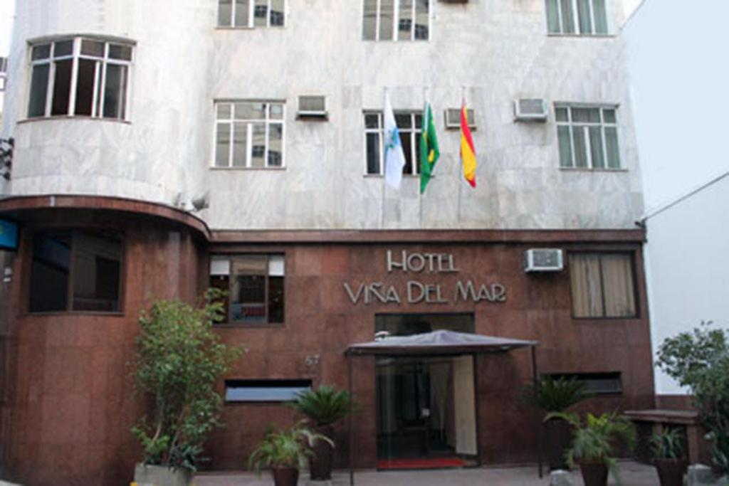 um hotel com duas bandeiras em frente a um edifício em Hotel Viña Del Mar no Rio de Janeiro