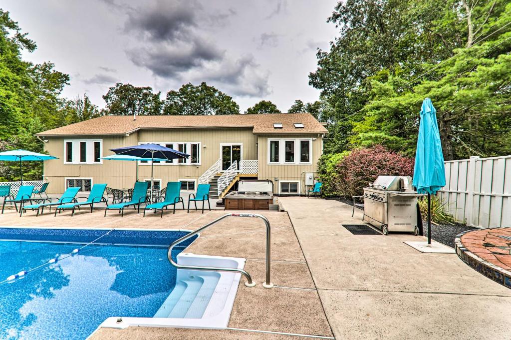 Photo de la galerie de l'établissement Poconos Paradise with Game Room and Private Pool!, à East Stroudsburg