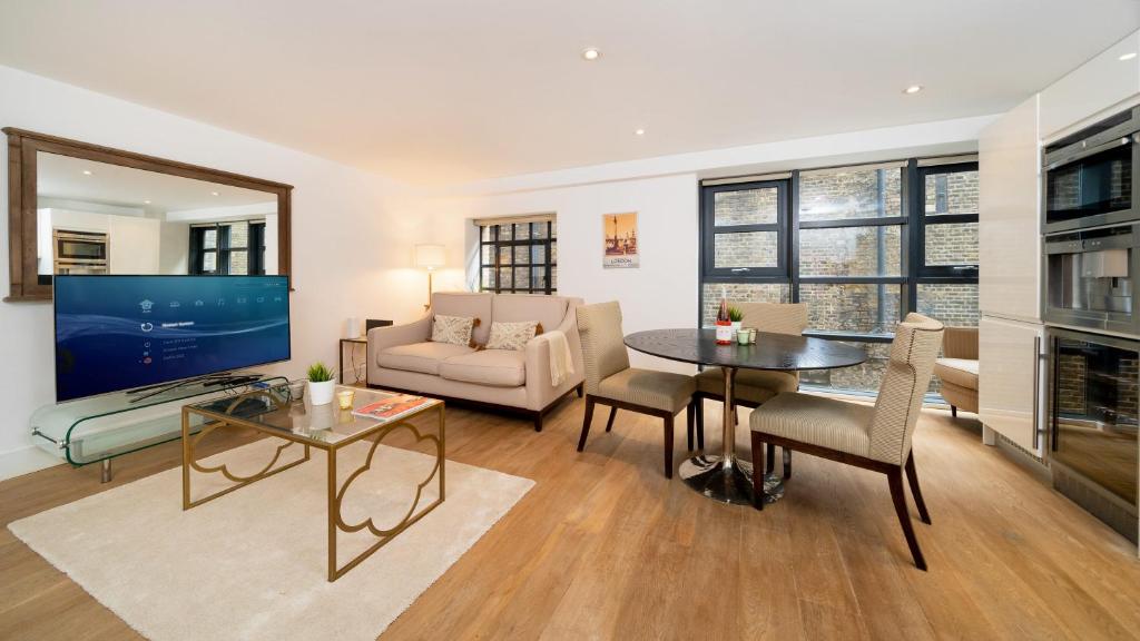 sala de estar con sofá y mesa en DUPLEX 2 Bedr, 3 Beds, 2,5 Bath Trafalgar Square, en Londres