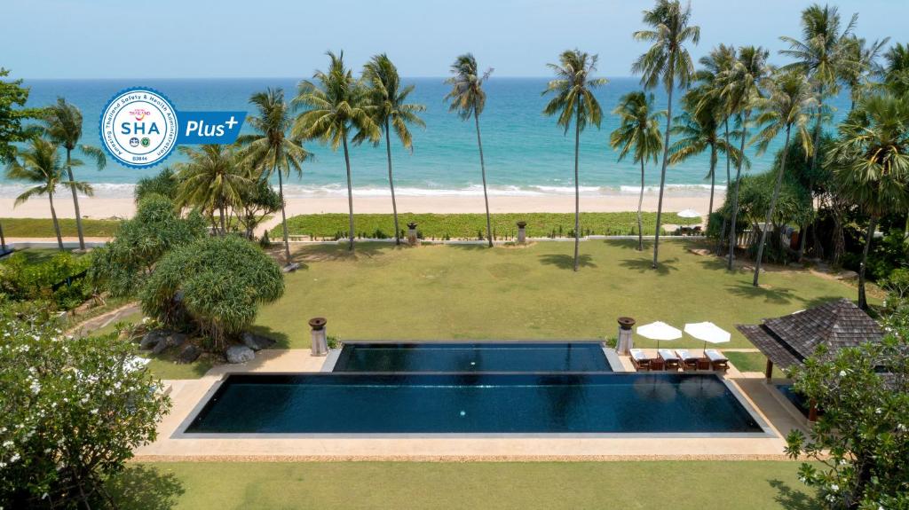 Výhled na bazén z ubytování Villa Sundara - SHA Extra Plus nebo okolí
