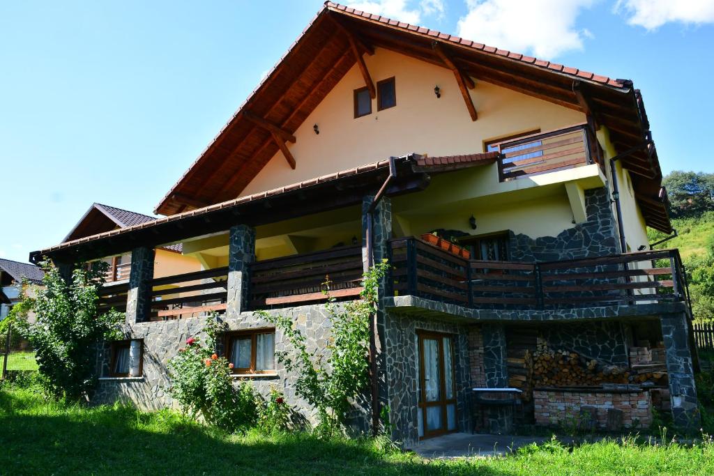 ein Haus mitten auf einem Feld in der Unterkunft BELLAVISTA in Borşa