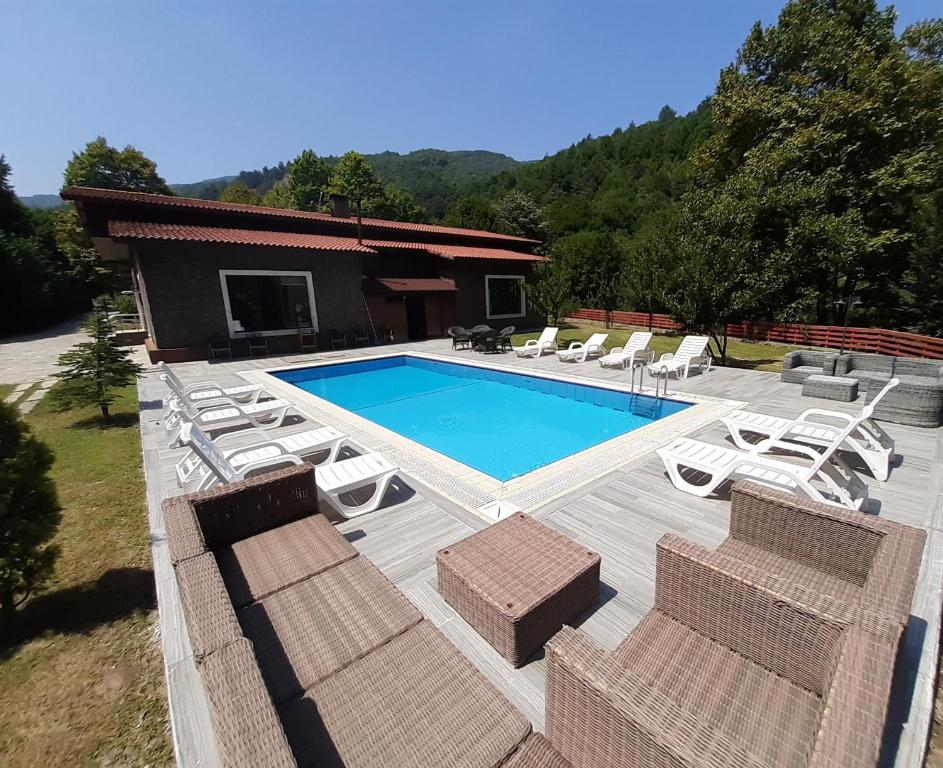 Bazén v ubytování Feel & Live Hotel Villas Restaurant Sapanca nebo v jeho okolí