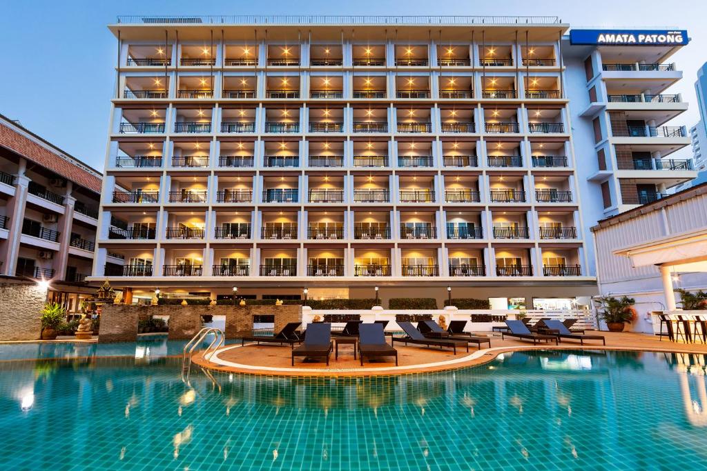 Amata Patong في شاطيء باتونغ: فندق فيه مسبح امام مبنى