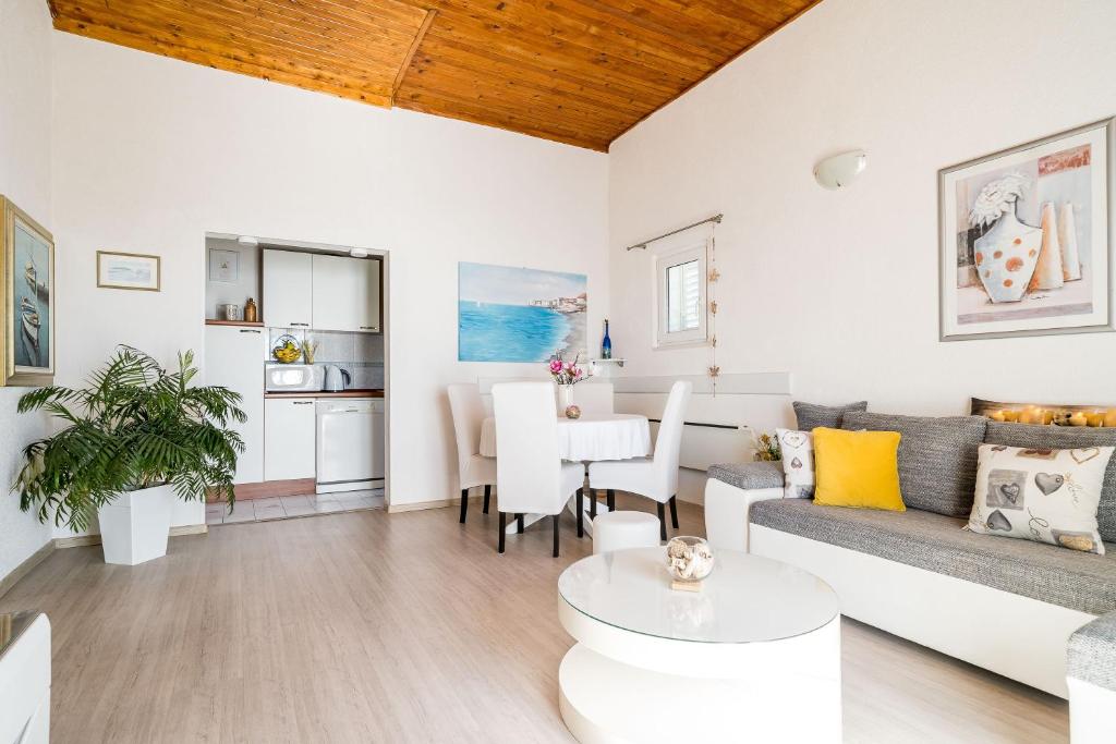 Kuchyň nebo kuchyňský kout v ubytování Indy's Beach Apartments