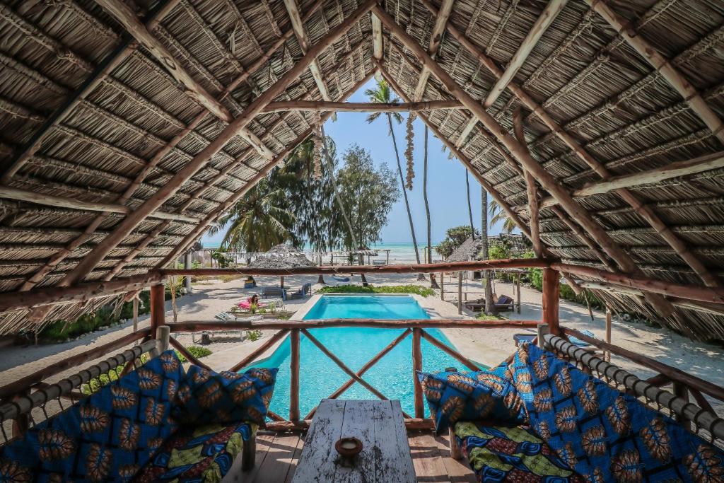 uma vista para a piscina a partir do telhado de um resort em New Teddy's on the Beach em Jambiani