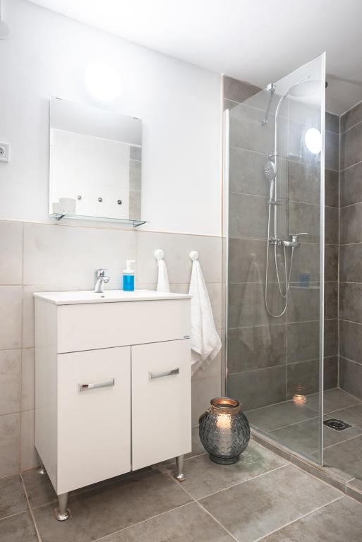 A bathroom at Free Parking - DOB50 spacious apartment - 2 separate bedroom, 5 people, AC, WIFI