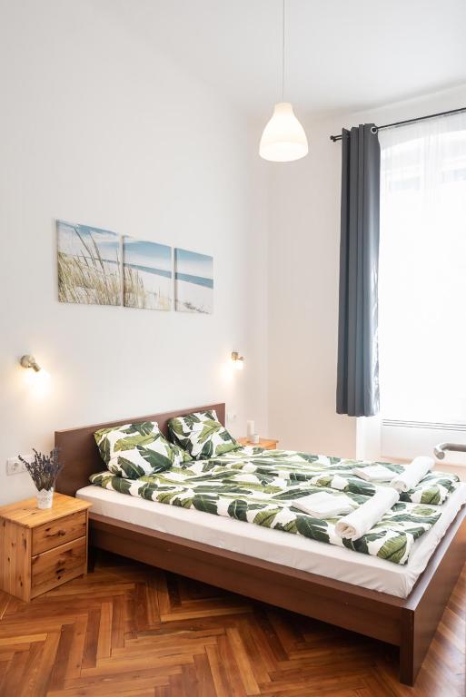 A bed or beds in a room at Free Parking - DOB50 spacious apartment - 2 separate bedroom, 5 people, AC, WIFI