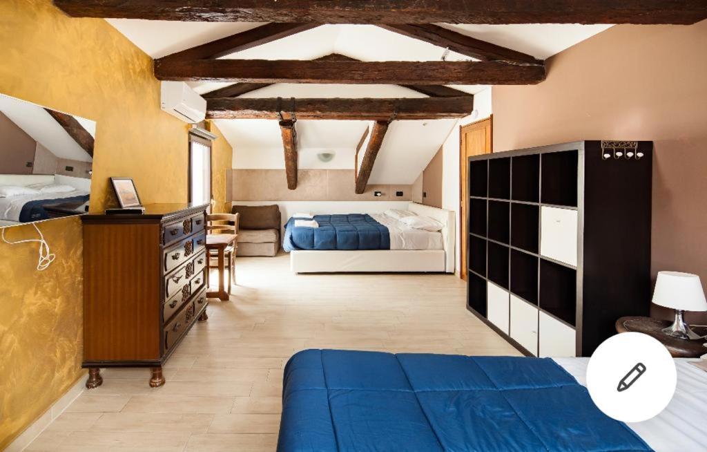 Divstāvu gulta vai divstāvu gultas numurā naktsmītnē Blu Suite