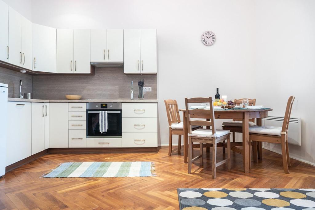 A kitchen or kitchenette at Free Parking - DOB50 spacious apartment - 2 separate bedroom, 5 people, AC, WIFI