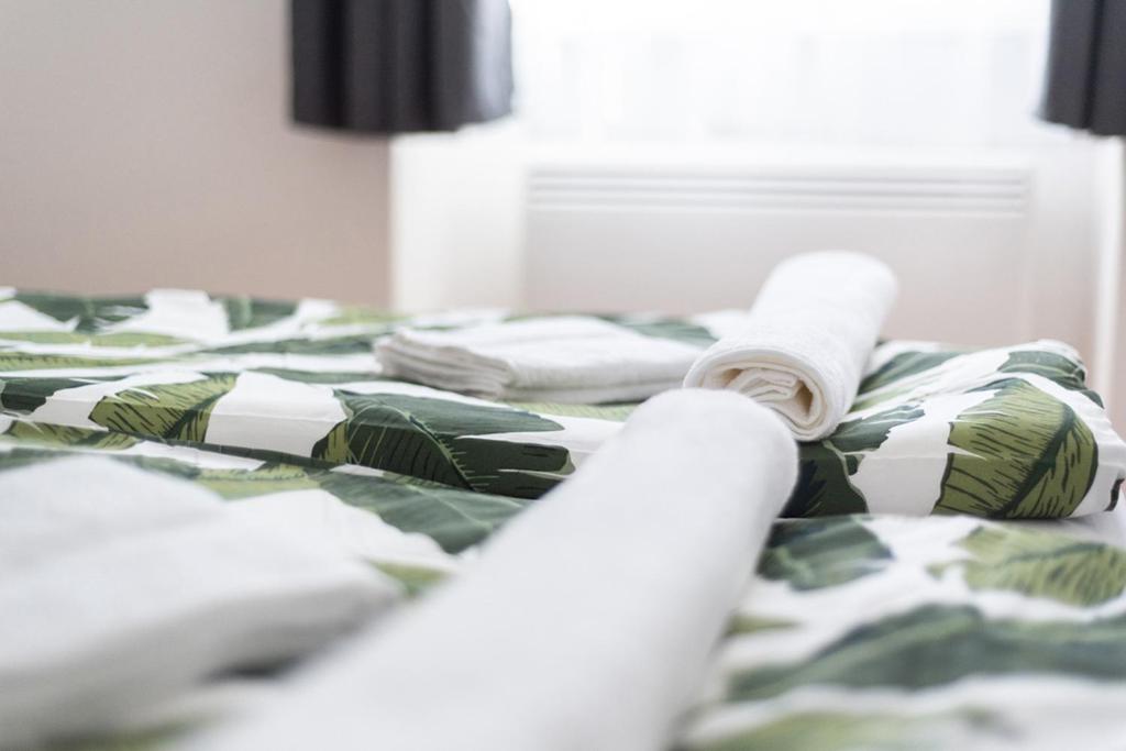 A bed or beds in a room at Free Parking - DOB50 spacious apartment - 2 separate bedroom, 5 people, AC, WIFI