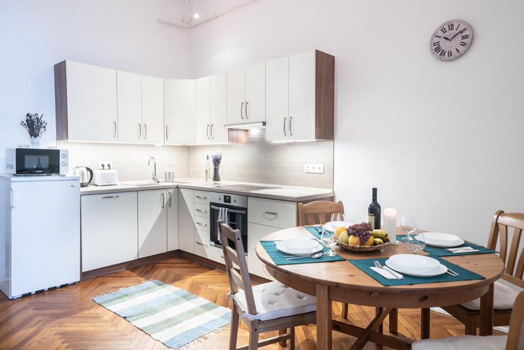 A kitchen or kitchenette at Free Parking - DOB50 spacious apartment - 2 separate bedroom, 5 people, AC, WIFI