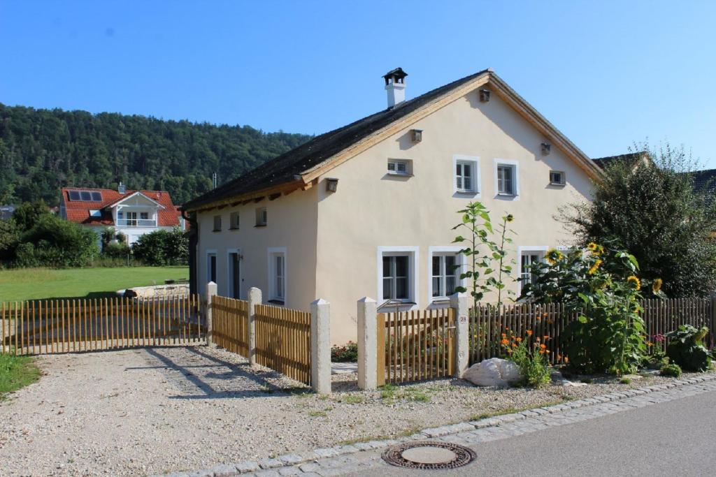 a white house with a wooden fence at Jurahaus Pröll Ottmaring in Dietfurt