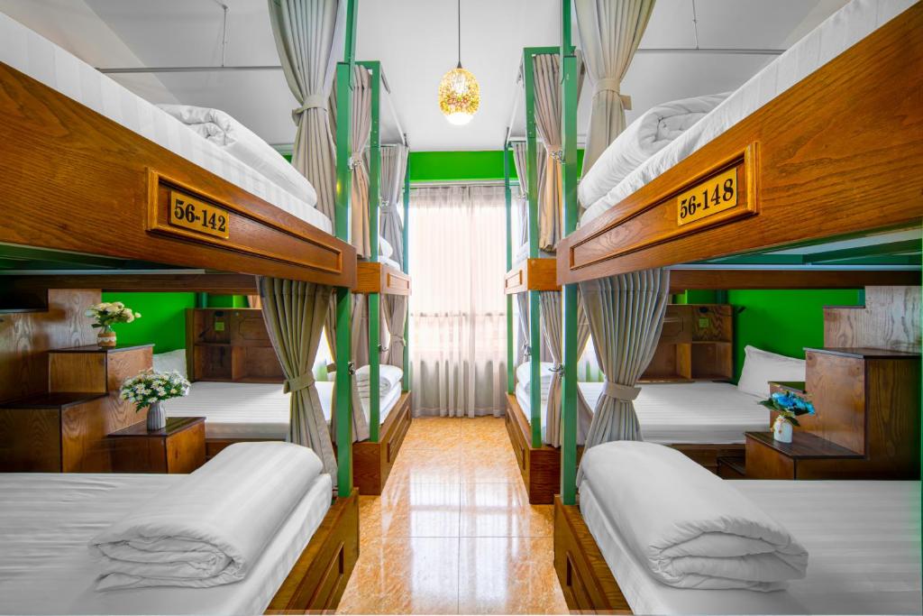 Postel nebo postele na pokoji v ubytování Little Charm Hanoi Hostel