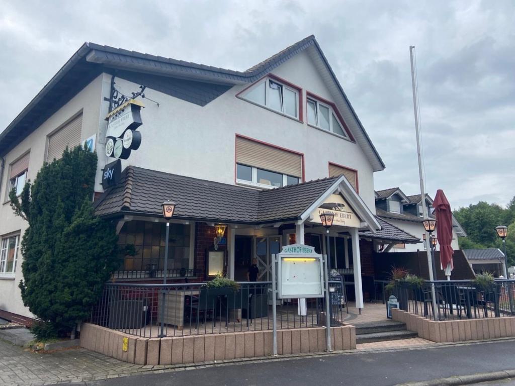 un edificio con una señal delante de él en Hotel Ebert, en Neuhof